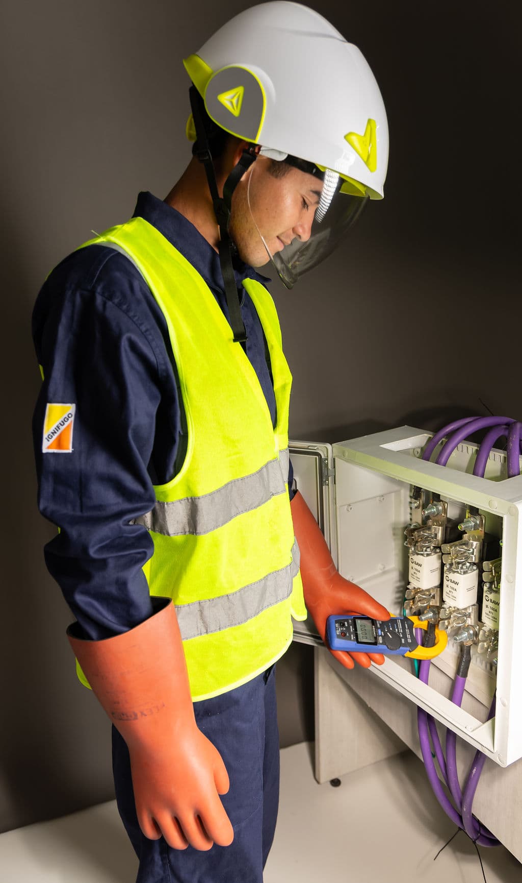 Técnico realizando estudio de termografía infrarroja en panel